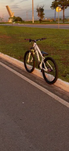 Vende se bike gios pé de vela integrado, cubo pró 7, tem a nota fiscal    $1,800