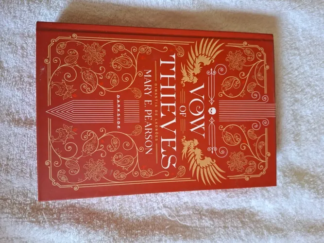 Livro: Vow of Thieves da Mary e. pearson