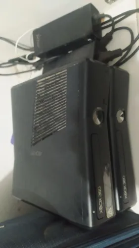 Vendo 2 Xbox 360 para consertar ou retirada de peças + 1 controle +duas fontes +cabo HDMI
