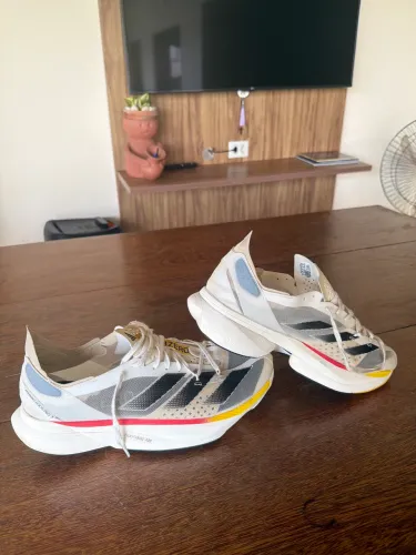 Adidas Adizero Adios Pro 3 na cor bege