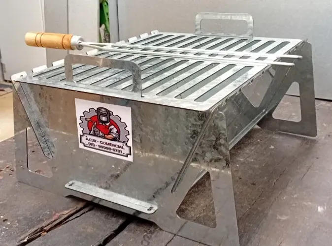 CHURRASQUEIRA PORTÁTIL DESMONTÁVEL A CARVÃO C/ GRELHA REMOVÍVEL.