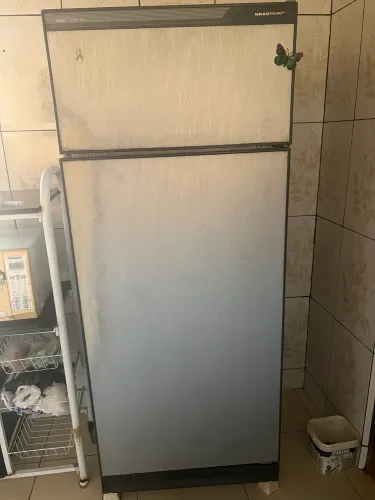 Vende se geladeira