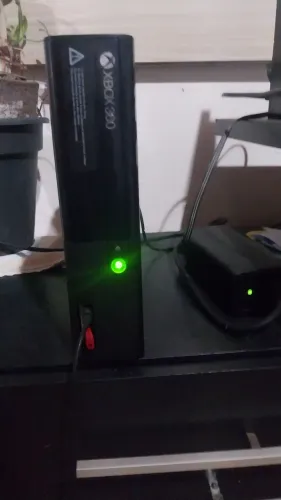 vendo Xbox 360 super slim bloqueado,incluindo 7 jogos e dois controles leia a descrição