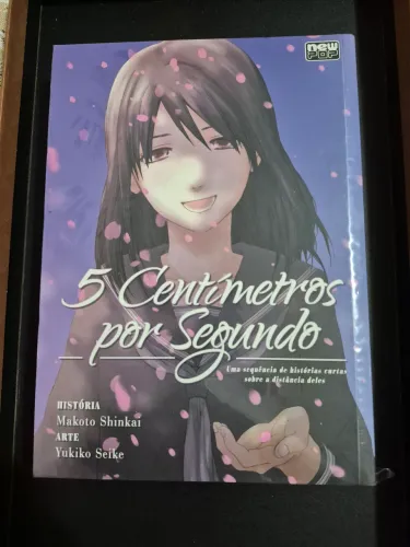 Livro Mangá,5 centímetros por segundos,Volume único.Publicado no Brasil em 2023.
