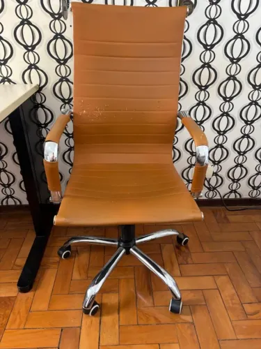 Cadeira de Escritório Giratória Presidente - Courino Caramelo