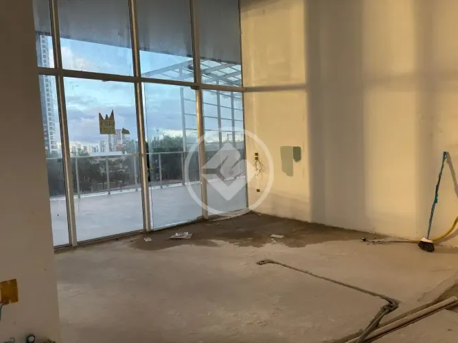 localizado em um complexo, com uma infraestrutura ,onde fica localizado o sky bar, ponto t
