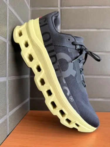 tênis on cloudmonster preto e amarelo 42