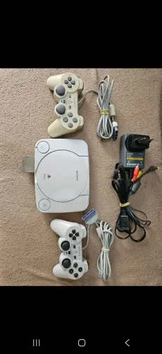 Lindo Play Station 1 slim com 2 controles originais e jogos!