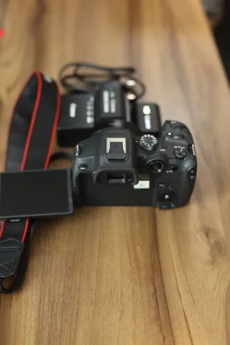 Câmera Canon R7 corpo com adaptador ef para rf e cartão 128gb + bateria extra 