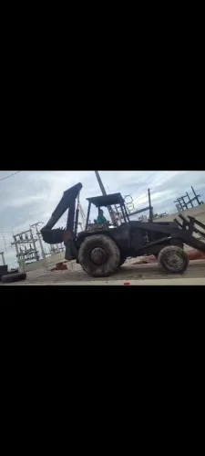 Retroescavadeira no precinho