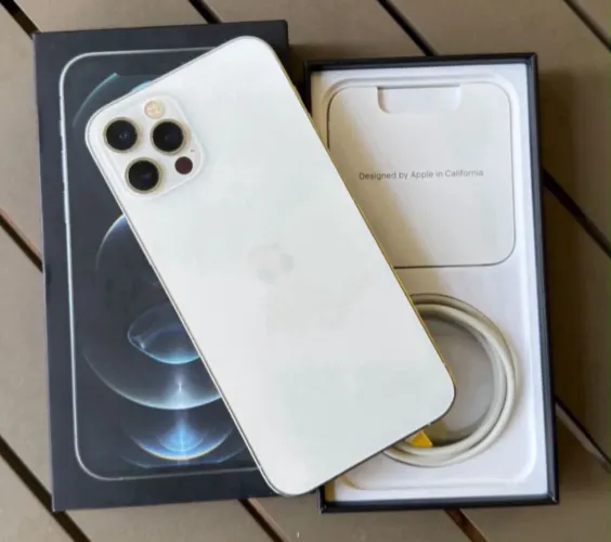 iPhone 12 Pro Max 128gb. Muito novo, com caixa e cabo.