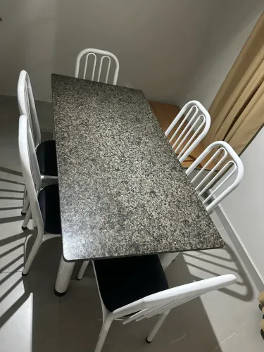 Mesa com 6 cadeiras