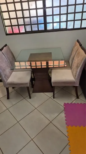 Mesa com 4 cadeiras - Tampão de Vidro