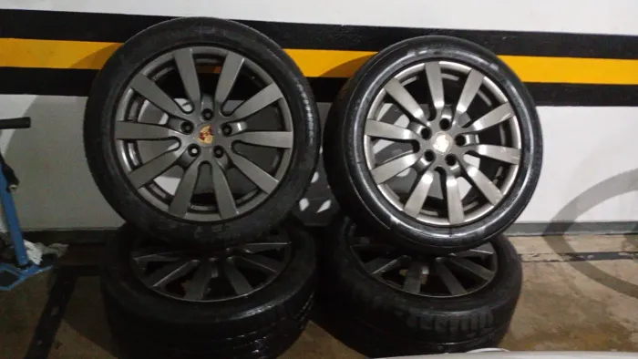 Rodas de Porsche com pneu Michelin 275/ 45 R20