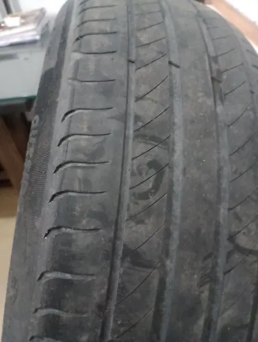 Um pneu Michelin 215/60/17