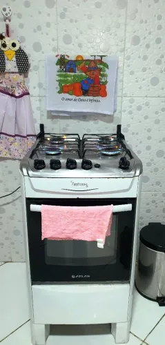 Fogão 4 bocas, forno e luz, tudo funcionando perfeitamente