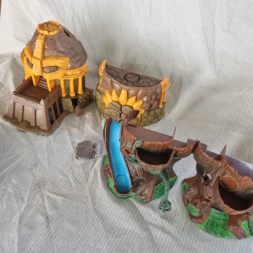 Brinquedos Gormiti da Giochi Preziosi Castelo de Pedra e Casa do Povo
