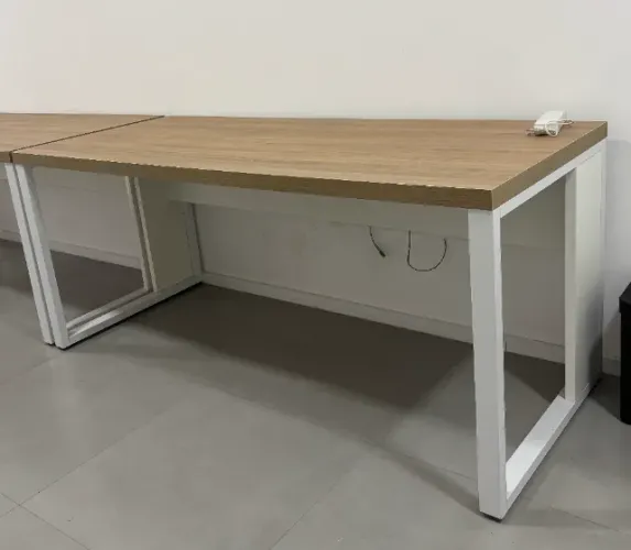 Mesa Escrivaninha Reta Industrial 1,70m com Pés Metal F5 Office