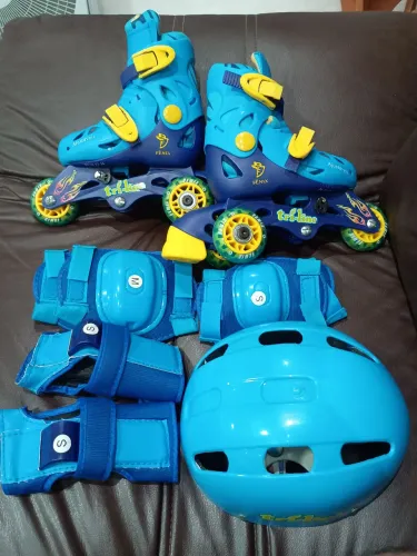 Vendo patins tri- llane azul , todo ajustável do 6ao 29 , com ajuste de rodas , novo...
