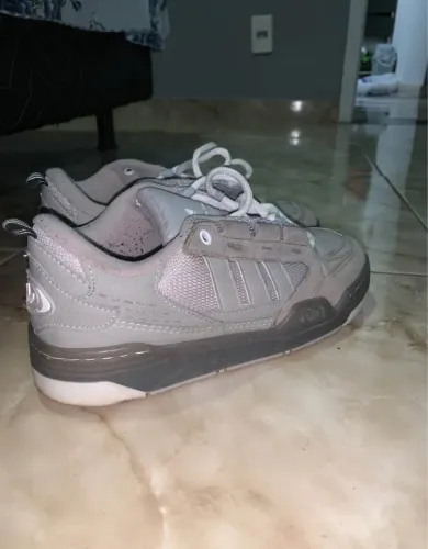 Tênis adidas