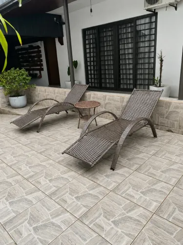 Espreguiçadeiras e mesinha