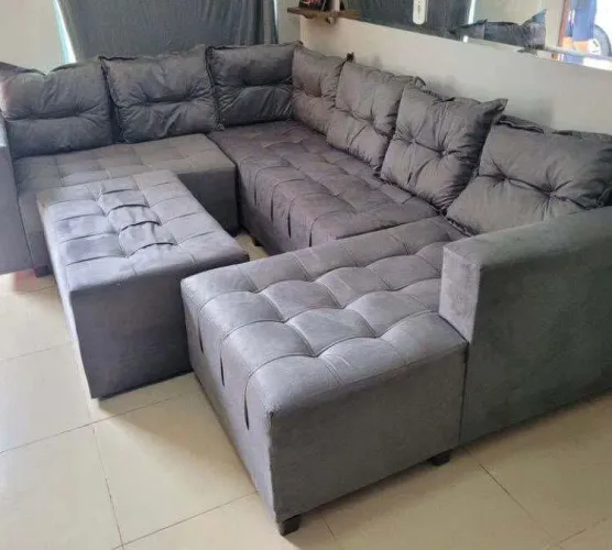 Sofá conjunto 7 lugares acompanha um puff grande confortável. Em