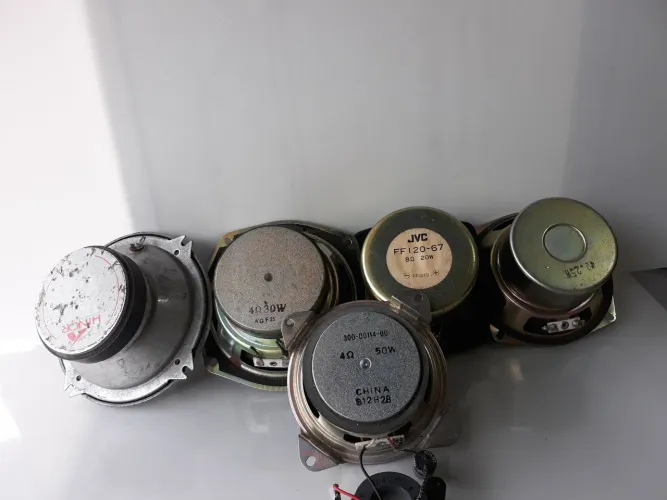 Vendo 5Alto falante sub woofer usado bom de 4Polegadas.