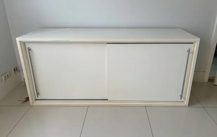 Armário medindo 1,65/0,55 branco valor 500,00