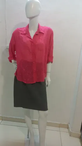 Uma camiseta rosa feminina tamanho M usada