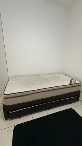 VENDO CAMA DE SOLTEIRO COM CAMA AUXILIAR COM MOLA ENSACADA 