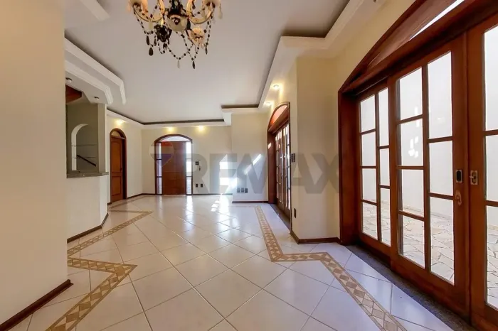 Casa com 4 quartos, sendo 1 suíte, sala com barzinho, lavabo, garagem + 5 carros, canil, 1