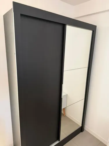 Guarda-Roupa com Espelho - Excelente Estado