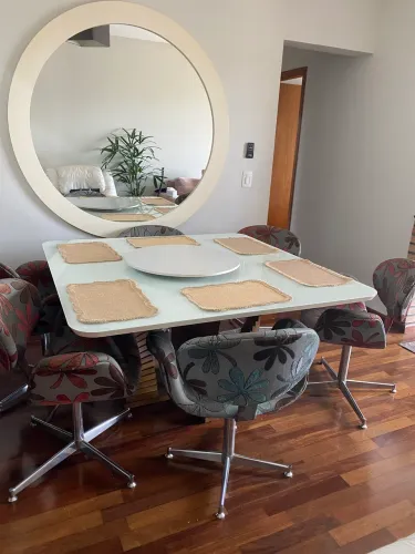Sofá retrátil e mesa de jantar 2 mil TUDO