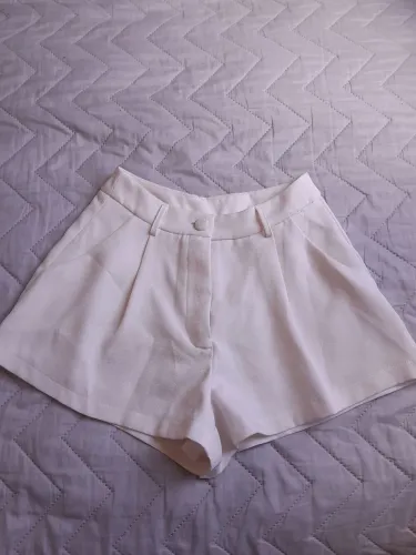 Shorts branco tamanho XS