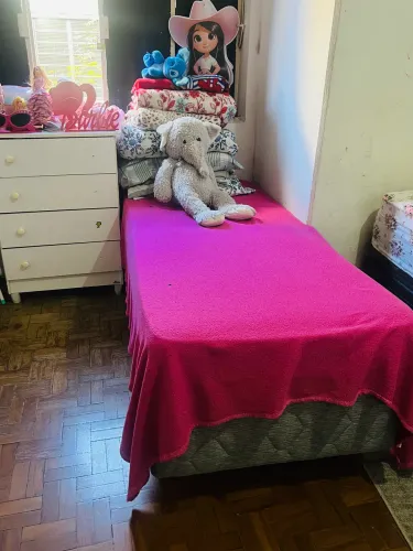 Cama e cômoda 