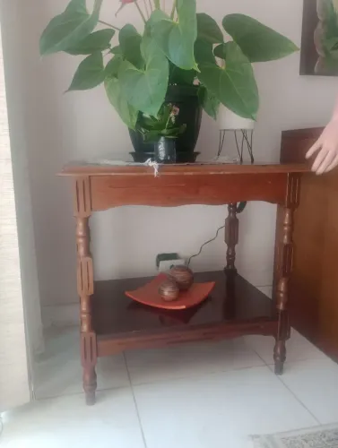 Mesa auxiliar em madeira medindo 73x55x71(CxLxA)