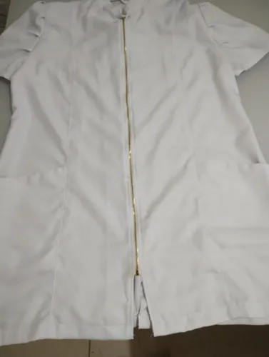 Jalecos e junto, peças de roupas brancas
