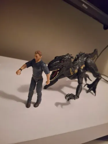 Dinossauro Indoraptor Mattel sem uma mãozinha+ Owen Grady