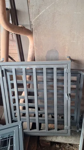 Vendo,protetor de quadro de luz e água,lixeira e churrasqueira