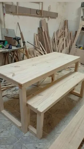 Mesa de madeira com com 2 bancos
