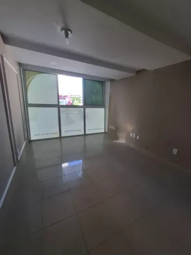 Sala Comercial em Manaíra frente av. esperança com a Ruy Carneiro, 25m², R$1800!