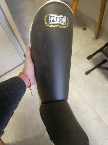 Protetor de Canela com Pé Muay Thai Punch