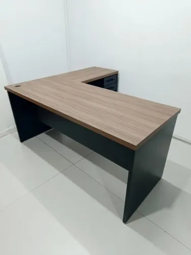 Mesa de escritório em L