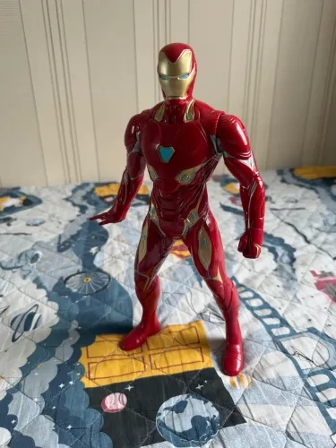 Homem de ferro com a voz original do ator sem projéteis de lançar