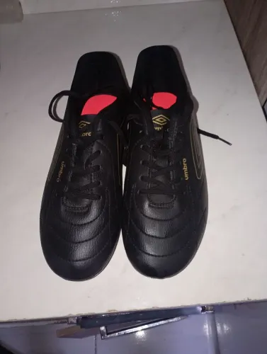 Chuteira umbro campo de trava tamanho 40 usado 2 vezes apenas