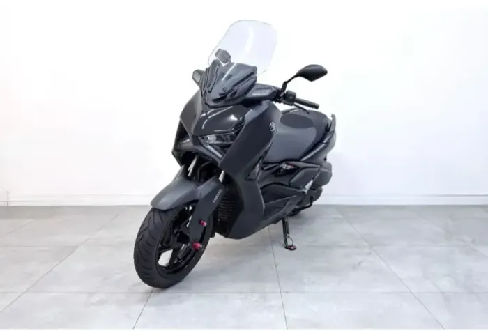 Xmax 2025 muito nova, abaixo da tabela, com plástico no painel ainda