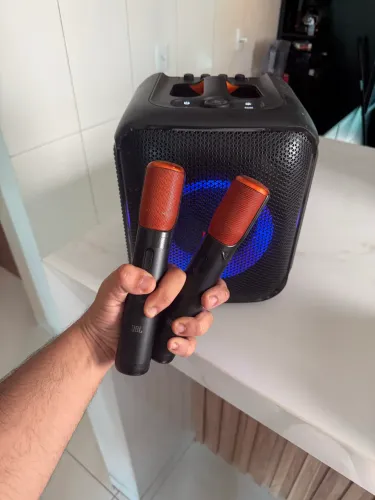 Caixa Jbl encore com 2 microfones 