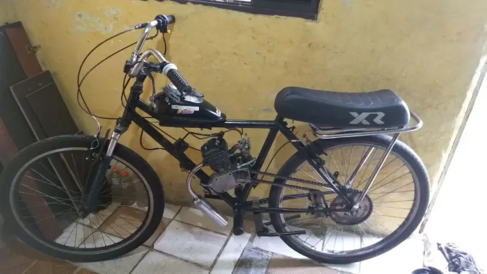 Motorizada 80 CC com freio no pé
