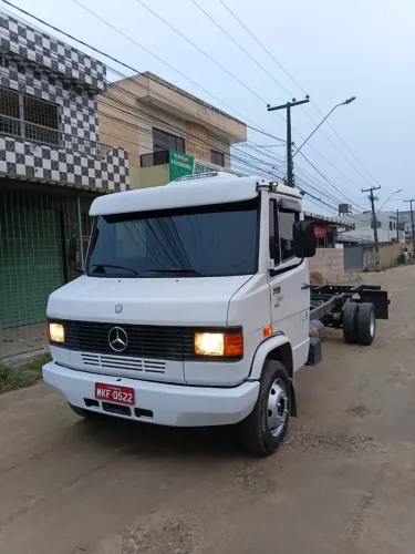 Mb 710 ano 2011 modelo 2012 pronta  pra transferi marca bau no documento chassi longo 