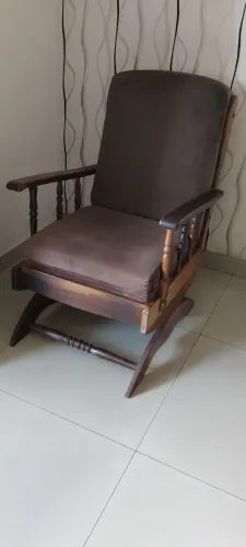 Vendo cadeira de balanço, estilo Luiz XV. Totalmente de madeira